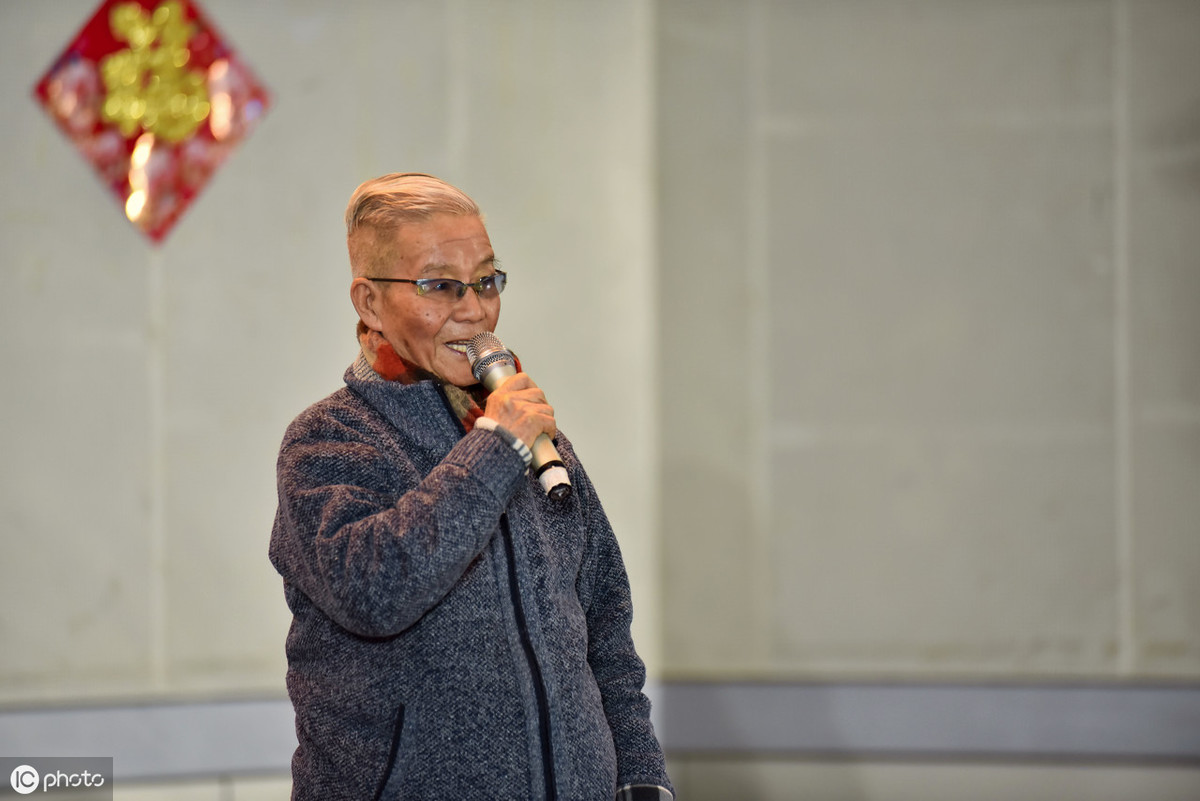 形容歌声好听的句子有哪些（夸人唱歌好听简短的话）