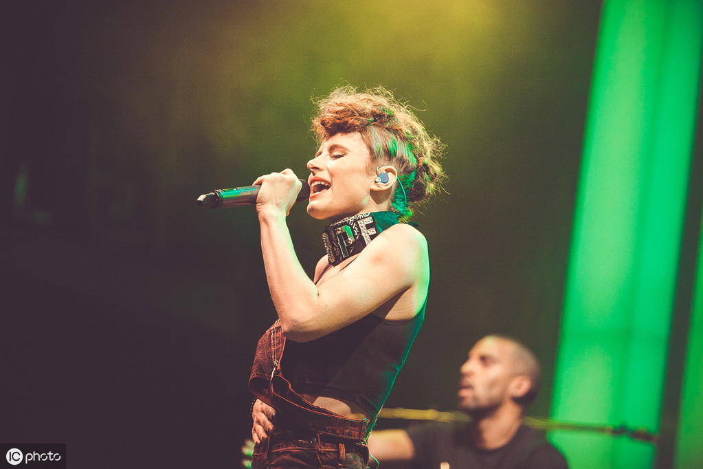 形容歌声好听的句子有哪些（夸人唱歌好听简短的话）