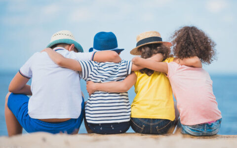 朋友在一起开心的短句说说（抖音很火的闺蜜生日短句）