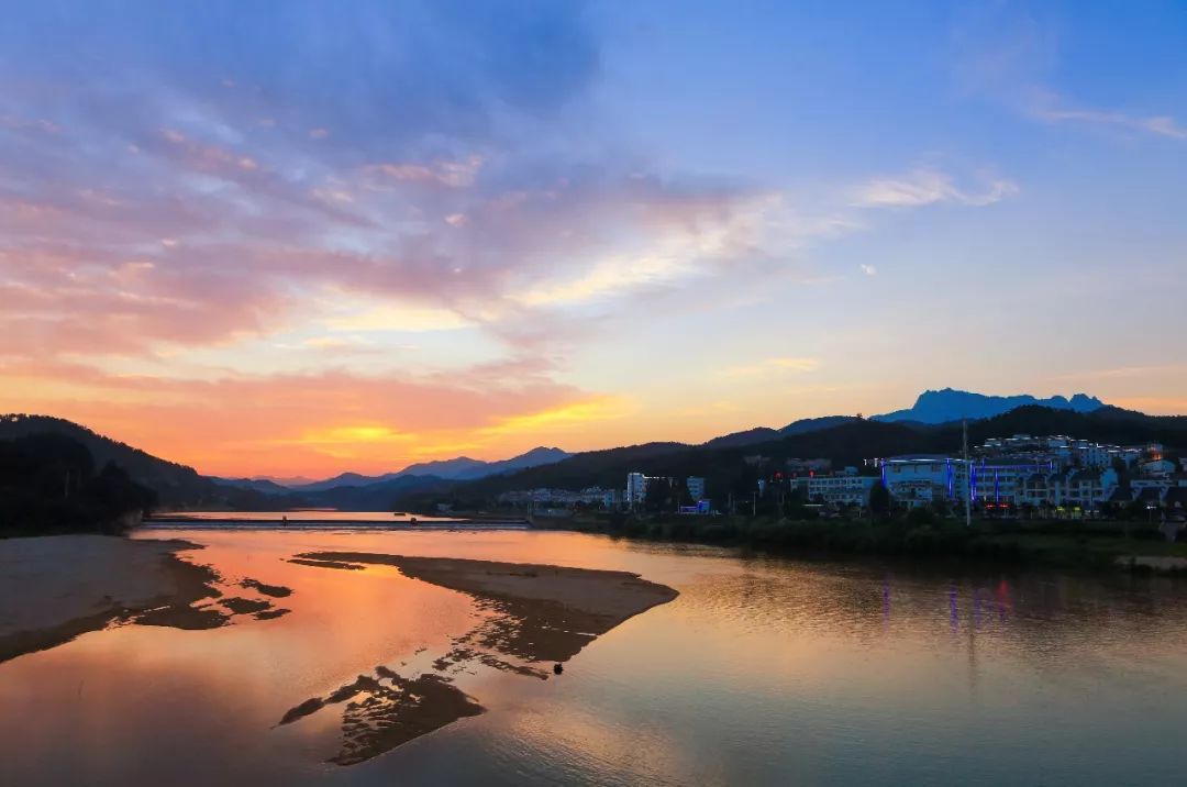 有关歌颂祖国的诗歌（歌颂祖国的现代诗歌简短）