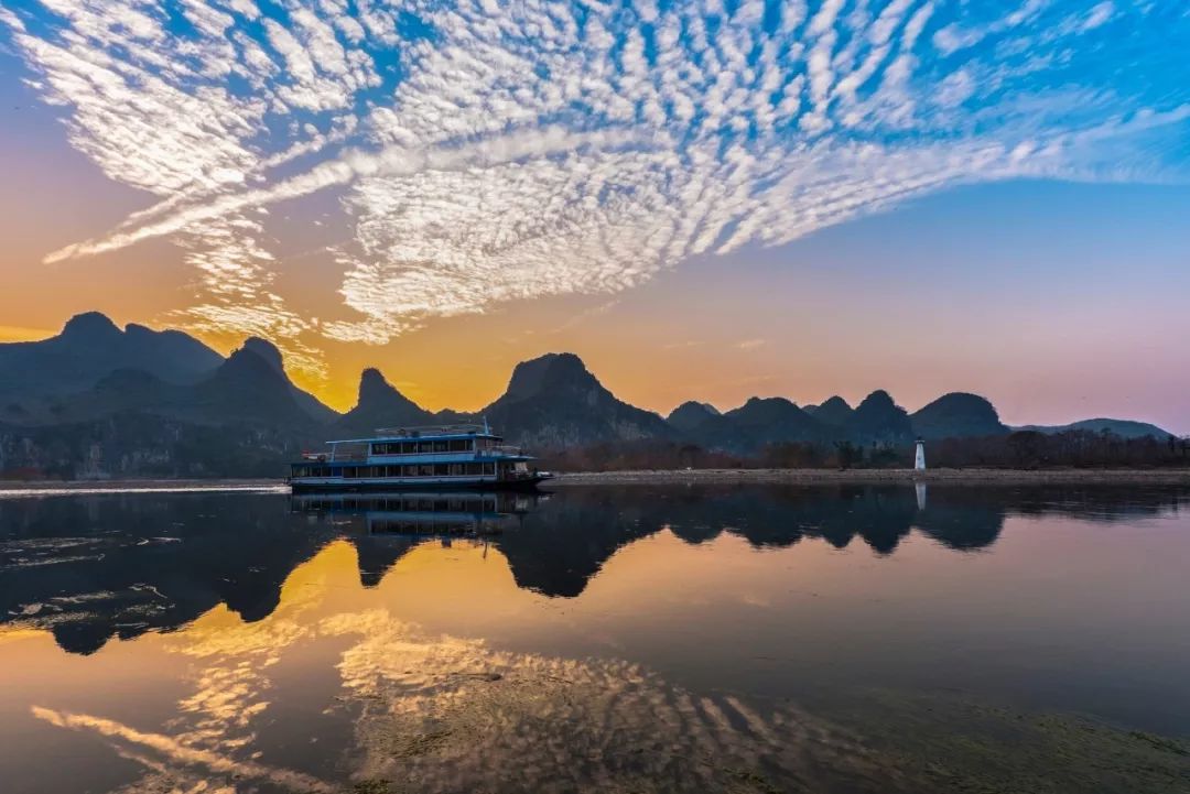 有关歌颂祖国的诗歌（歌颂祖国的现代诗歌简短）