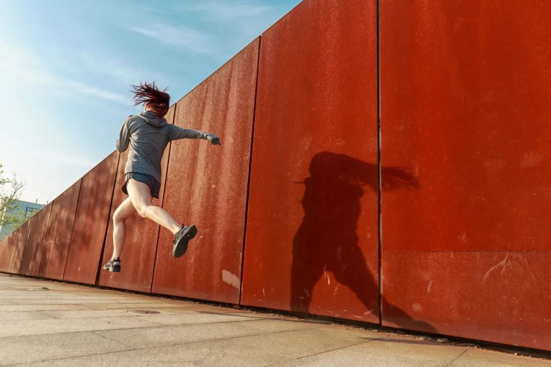 形容年轻人朝气的诗句（形容青年朝气蓬勃句子）