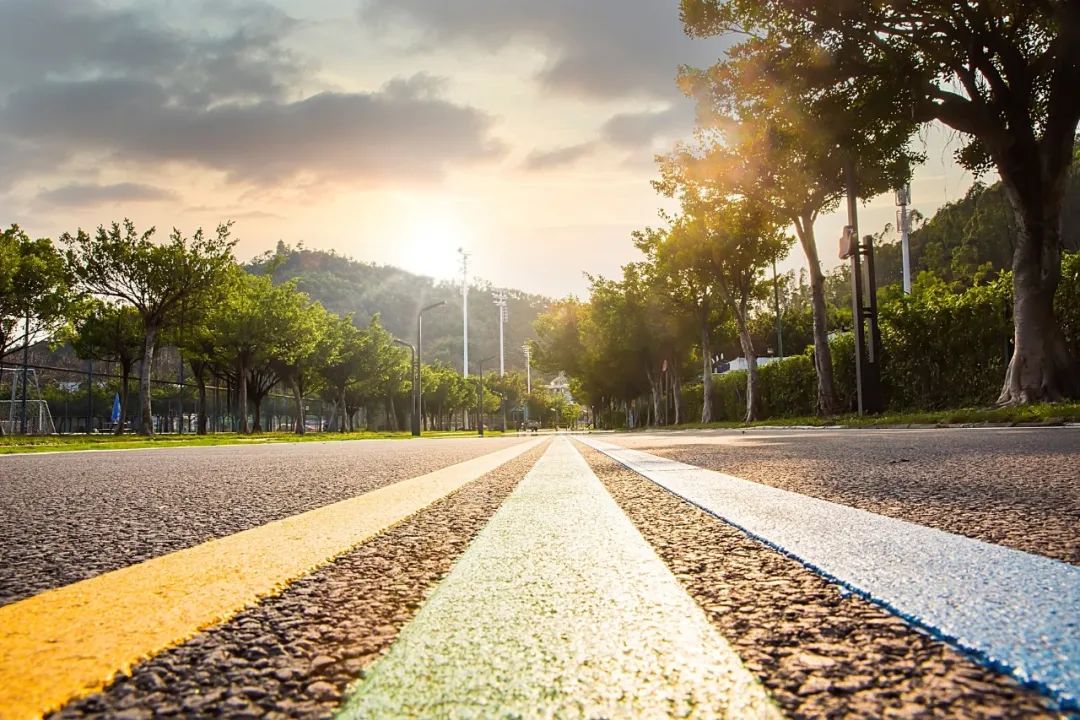 形容年轻人朝气的诗句（形容青年朝气蓬勃句子）