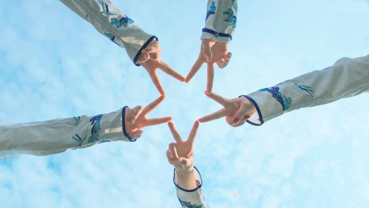 形容年轻人朝气的诗句（形容青年朝气蓬勃句子）