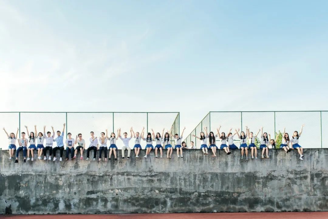 形容年轻人朝气的诗句（形容青年朝气蓬勃句子）