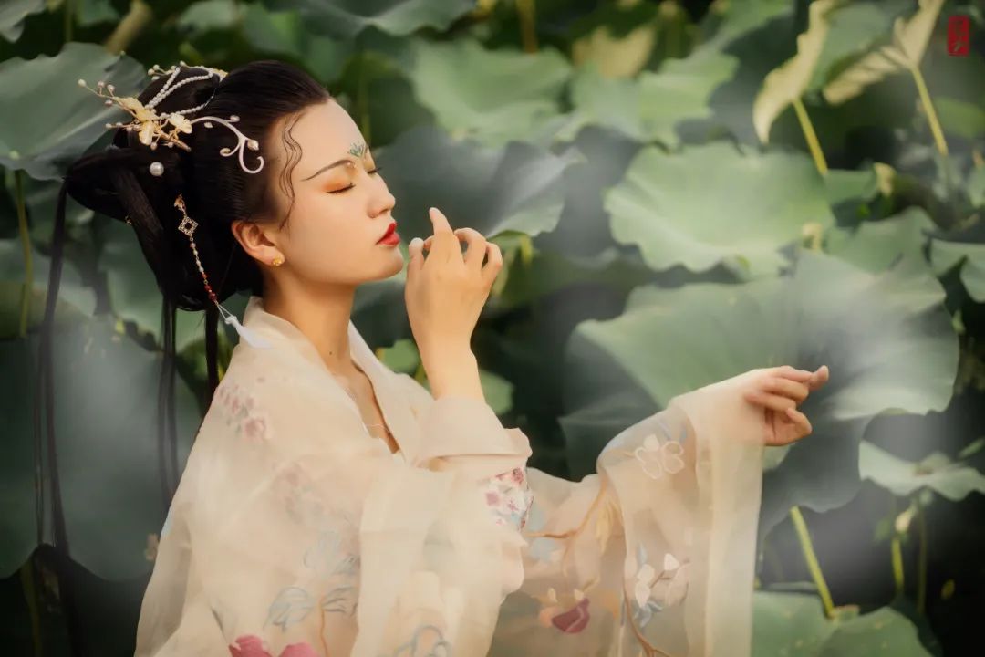 描写爱情的诗句古诗词（歌颂爱情的古诗词）