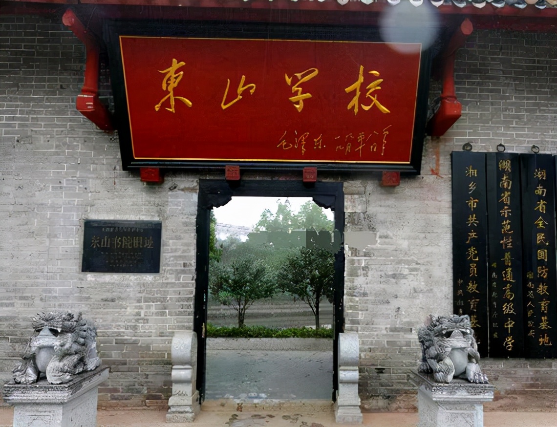 关于尊师的故事（现代名人尊师重教的事例）