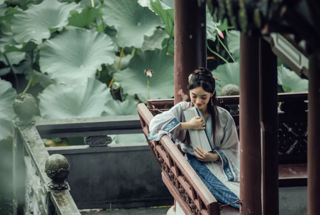 关于赞美春天的句子（适合发朋友圈的春天文案）