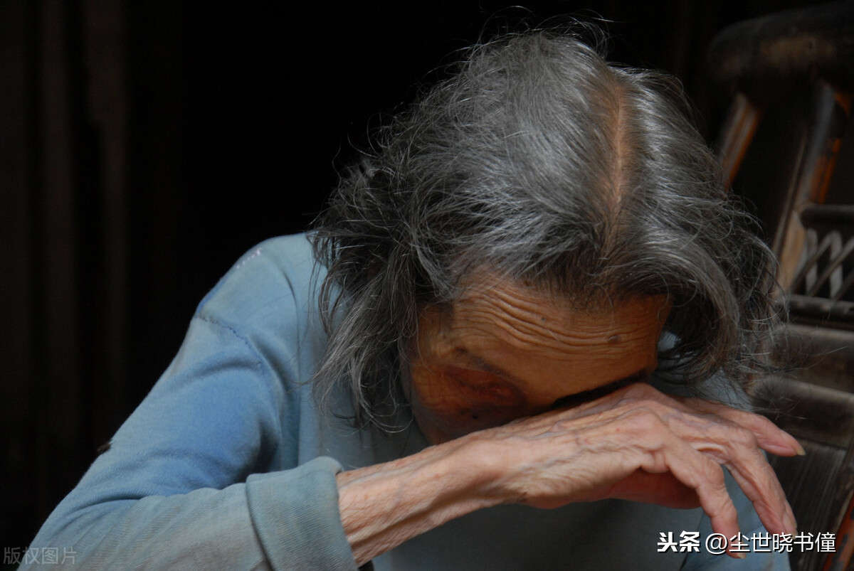 怀念已故母亲的诗句大全（女儿思念已故母亲诗句）