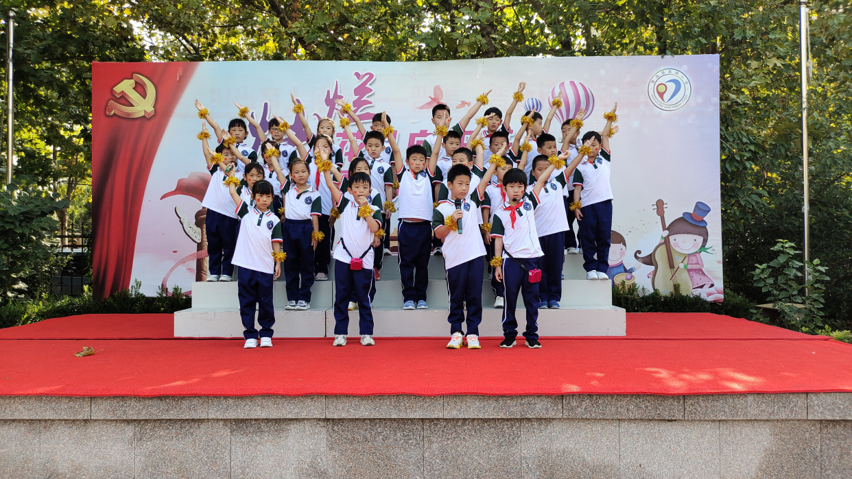 歌颂祖国朗诵稿（诗诵祖国诗歌朗诵大全）