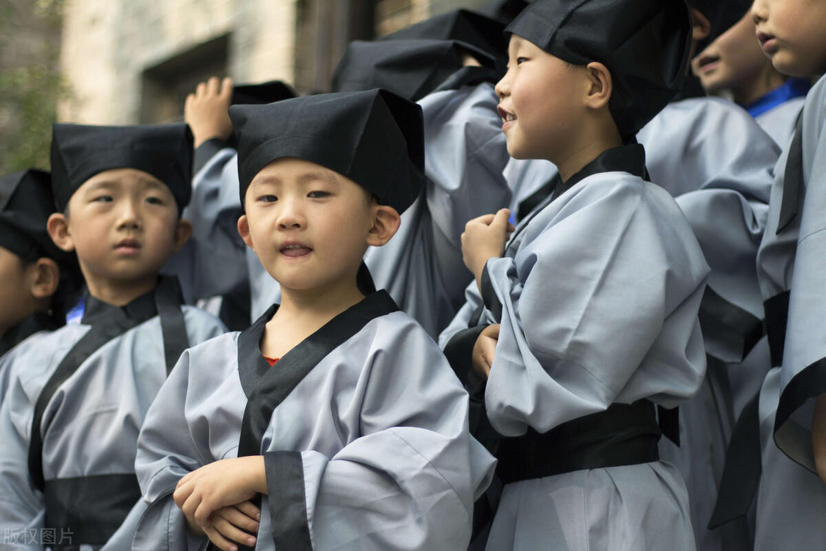 描写儿童生活的诗句（描写儿童天真可爱的诗句）