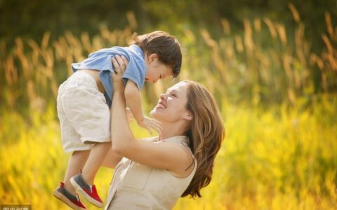 关于妈妈的诗歌简短（献给母亲的诗歌简短）