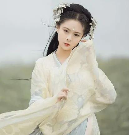 赞美一个女人漂亮句子（十句简单夸女人的短句）