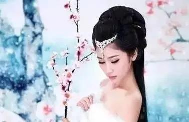 赞美一个女人漂亮句子（十句简单夸女人的短句）