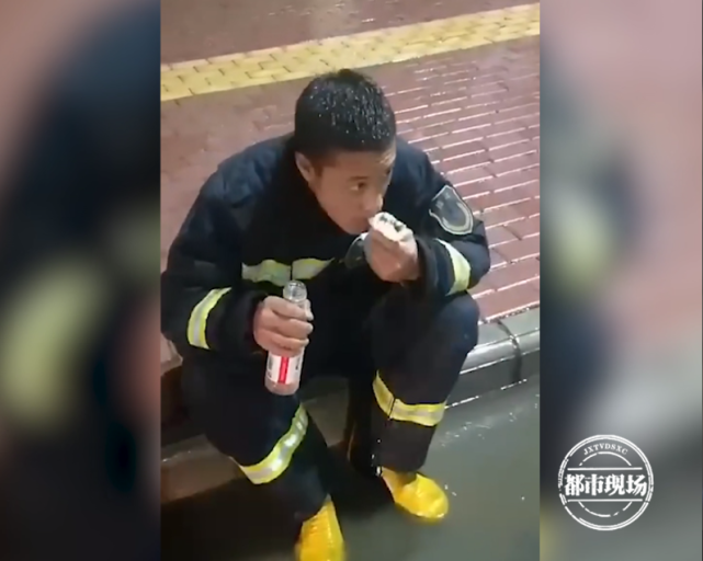 现代英雄事迹有哪些人物（平民英雄事迹的素材）