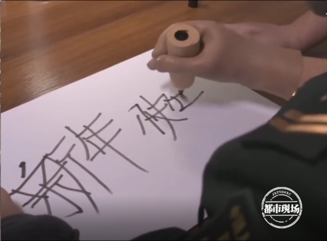 现代英雄事迹有哪些人物（平民英雄事迹的素材）