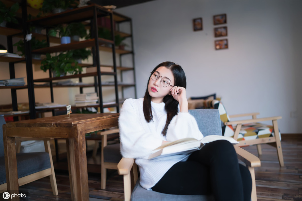 努力挑灯夜读的唯美句子（为深夜工作的经典句子）