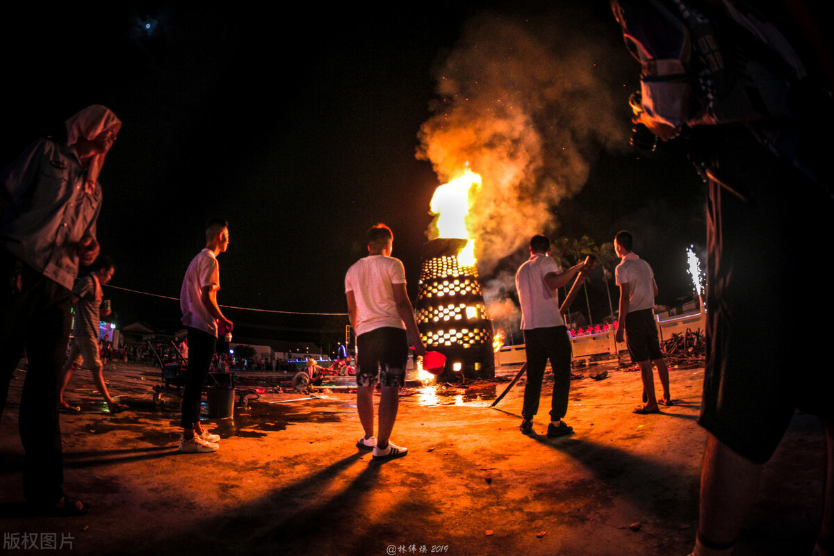 关于中秋的故事和传说（中秋节的来历传说）