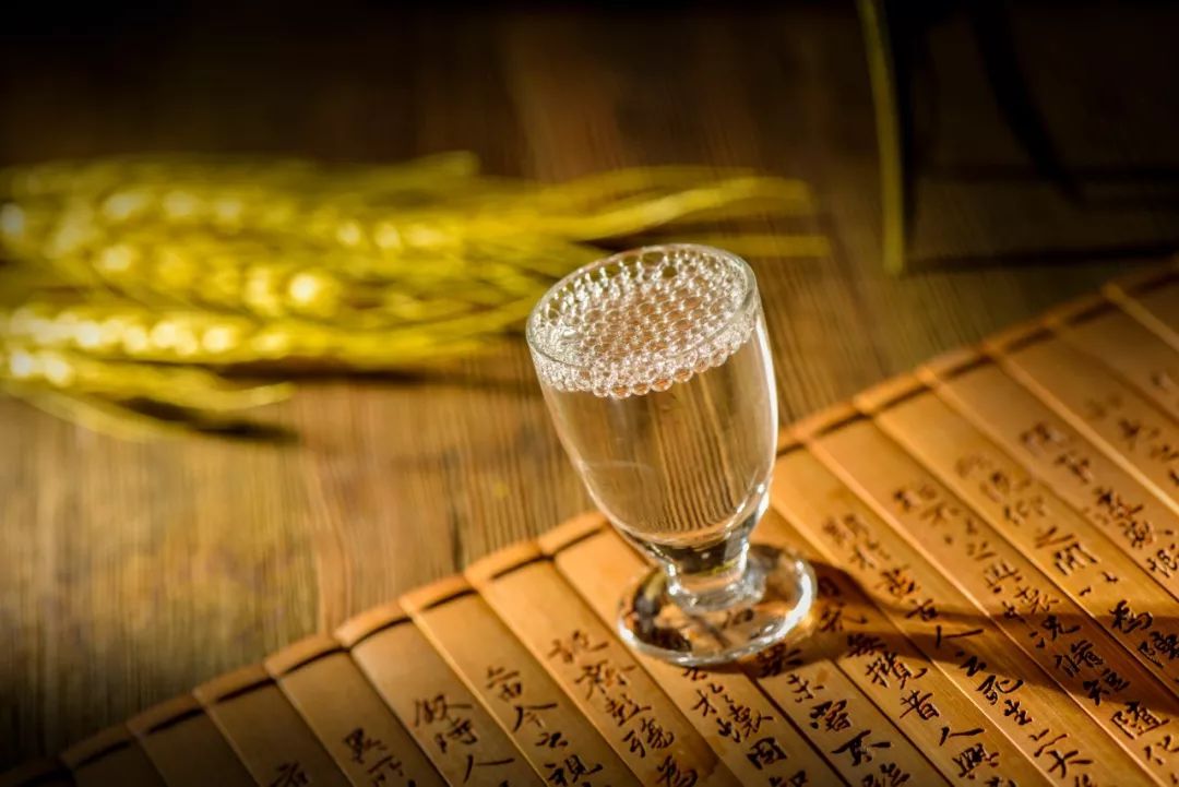 喝酒的诗句诗词大全（人生与酒的唯美句子）