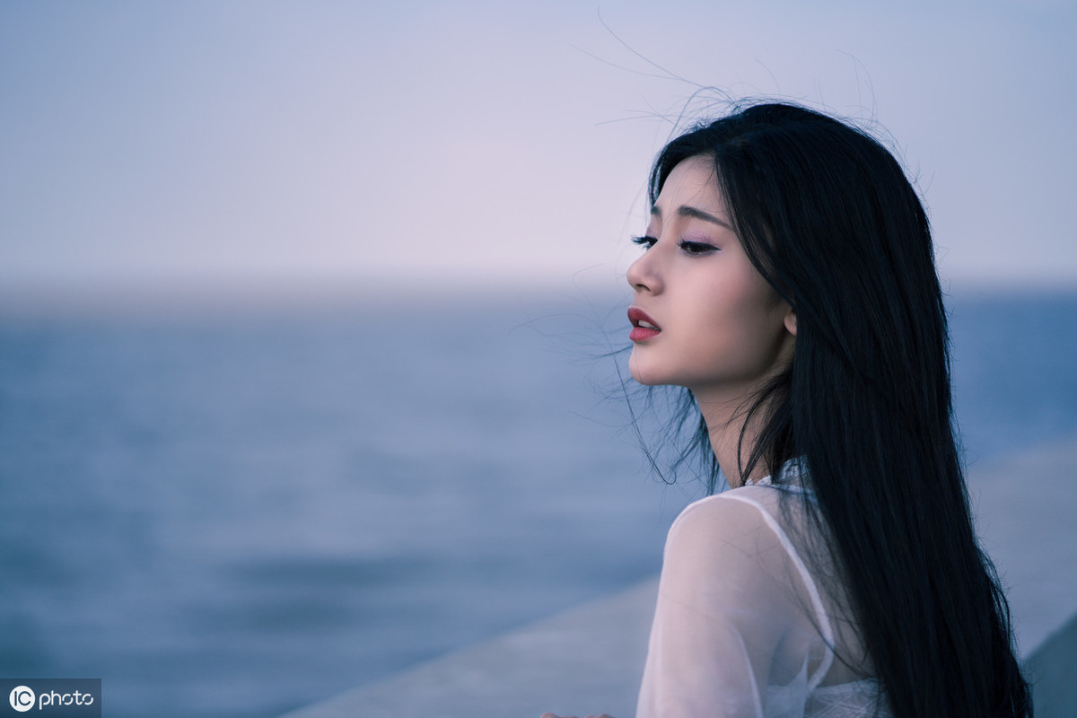 一个人挺好的句子说说（看淡一切善待自己的短句）