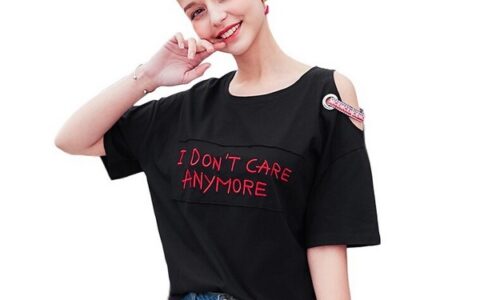 酷女孩专属，黑色T恤个性不甜腻