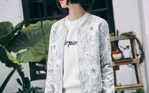 春日变身吸睛少女，小腰长腿敲纤细