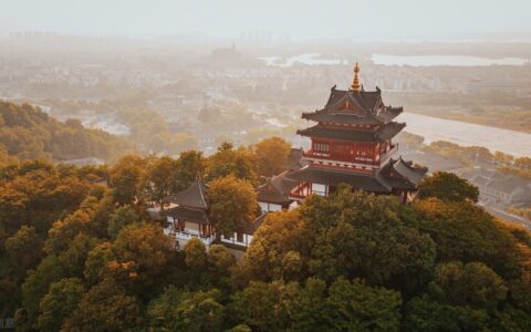 描写山的诗句有哪些（描写山的优美段落摘抄）