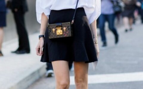 经典小白衫是夏日穿搭的一股清流