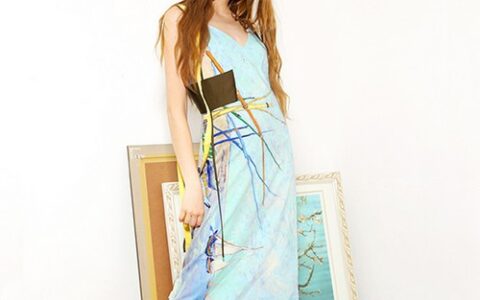 一大波吊带裙姑娘正在靠近，性感就这么直接