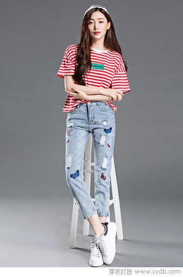 换表情的牛仔裤今年要美出天际