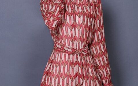 外套撞衫不可怕，打底衫出彩就不尴尬