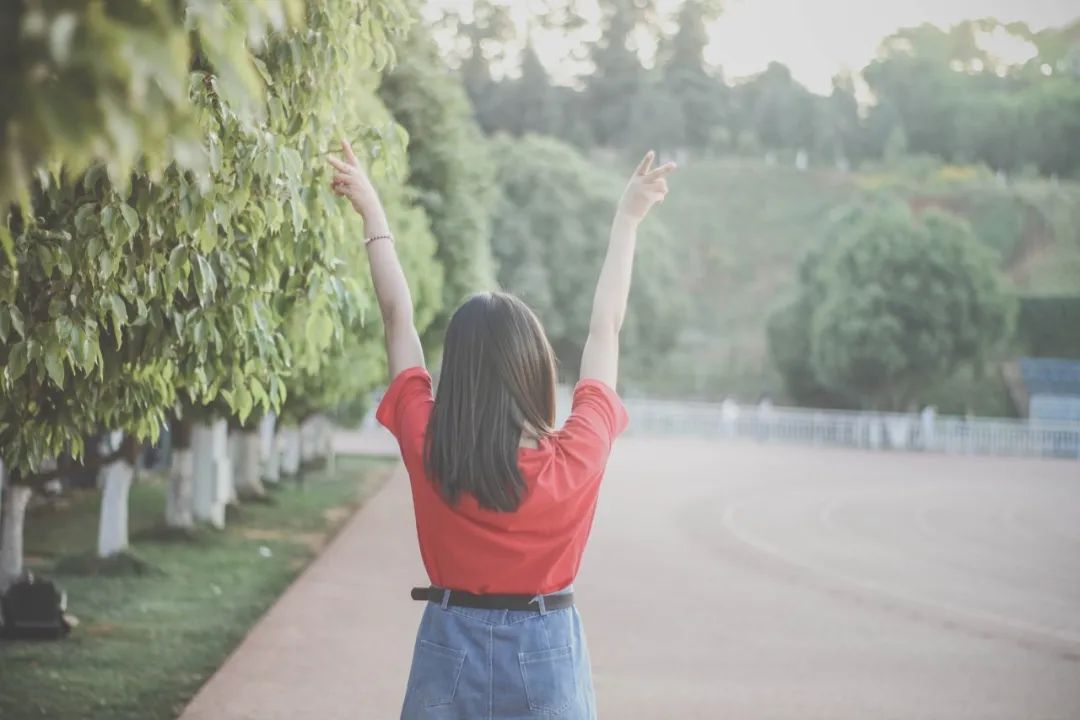 不负青春励志唯美诗句（青春飞扬励志诗词名句）