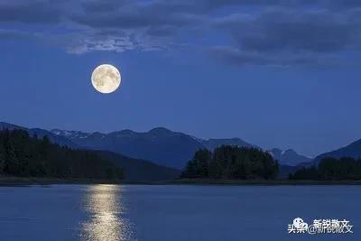 描写月亮的唯美句子（描写月亮的优美段落）