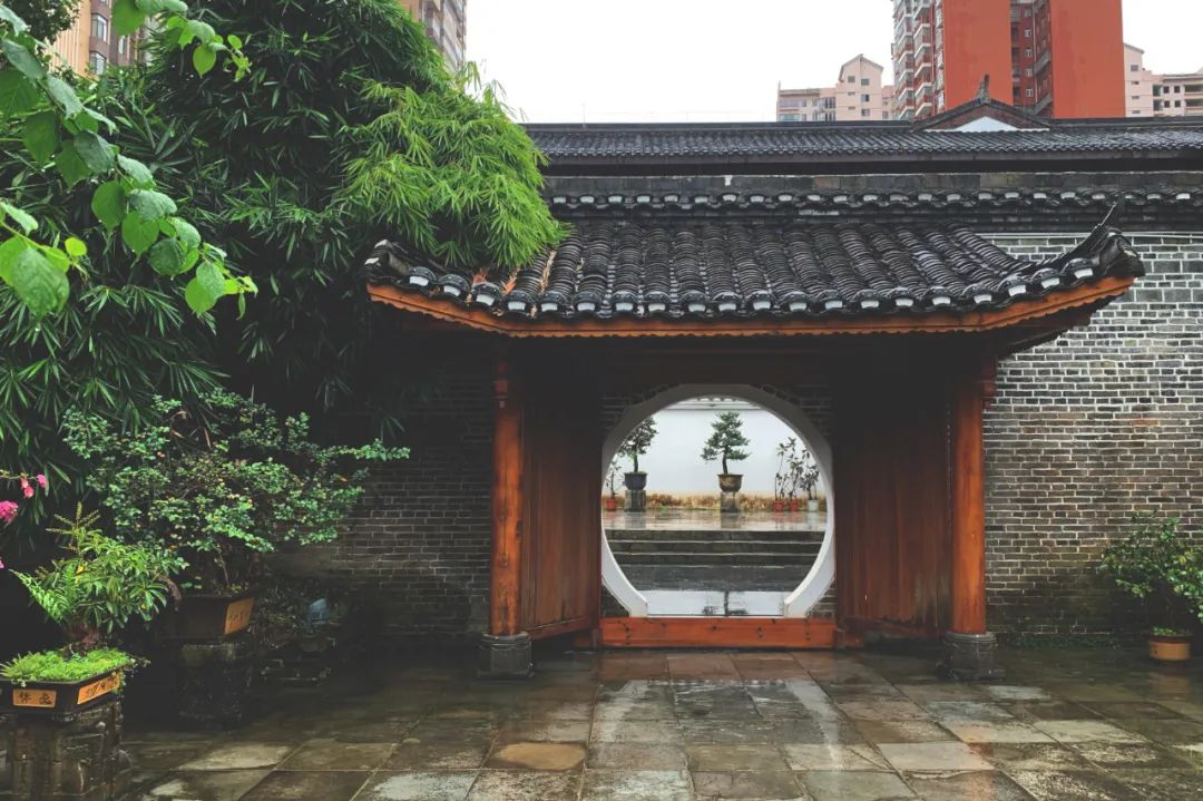 关于雨的唯美诗句（适合雨天发的简短句子）