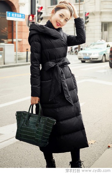 黑色羽绒，冬日隐形战衣