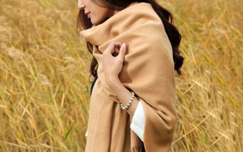 披肩华美演绎冬季恋歌