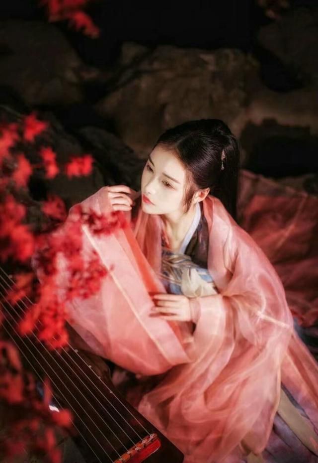 世上最经典的浪漫情诗（浪漫到骨子里唯美诗句）
