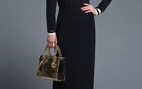 别站在衣柜前发呆啦