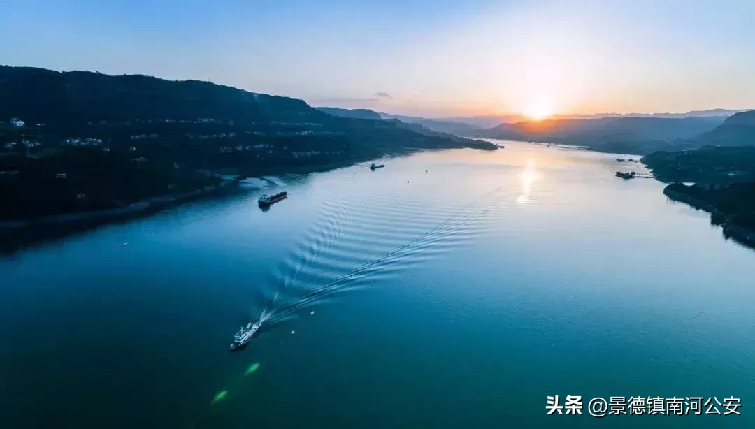 有关爱国的诗句和名言（表达爱国情怀的诗句）