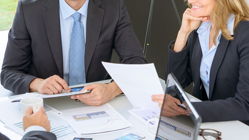 上半年销售工作总结怎么写（销售半年度总结及下半年计划）