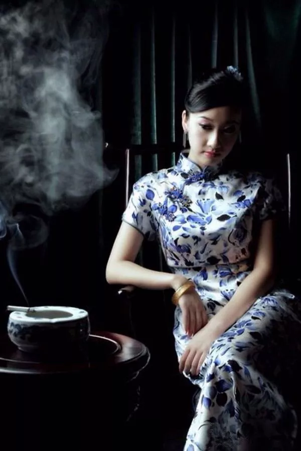 形容旗袍的经典语录（穿旗袍配的最简单说说）