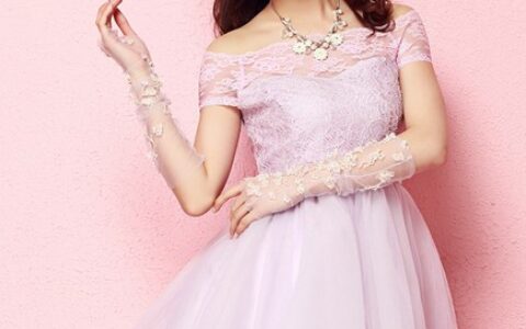 学名模露肩露出女人味