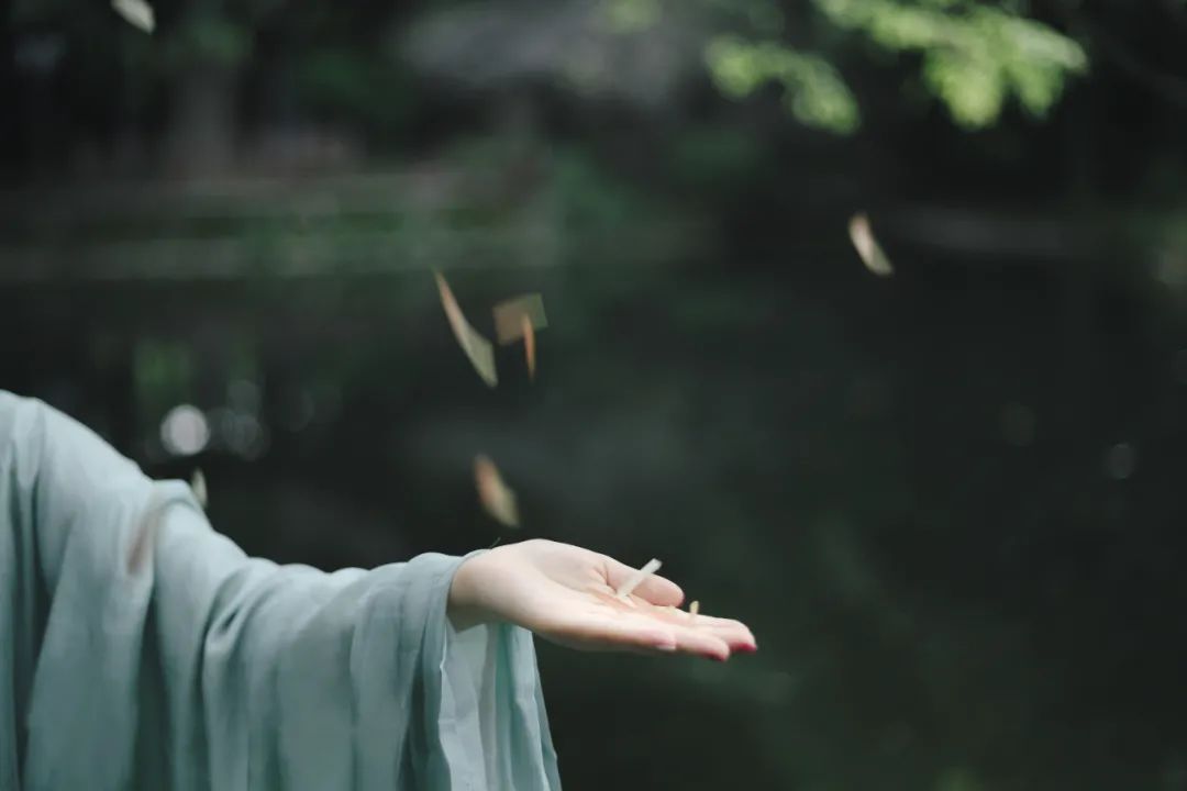 痛苦的句子说说心情（最伤感心痛的短句说说）
