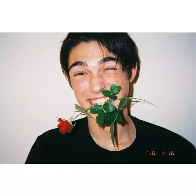 情侣短句一左一右文艺（简短的高级情话）