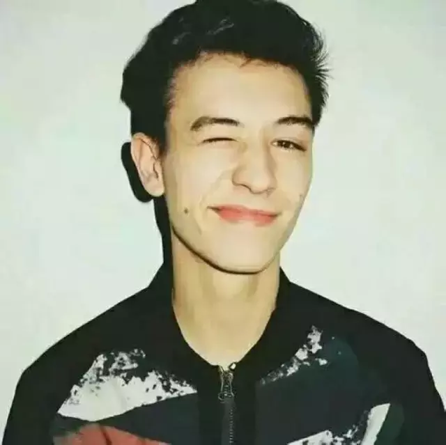 情侣短句一左一右文艺（简短的高级情话）