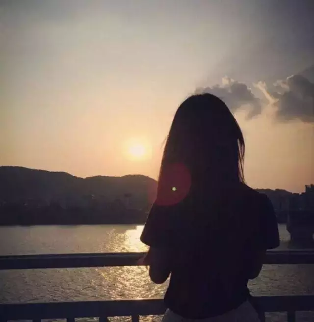 情侣短句一左一右文艺（简短的高级情话）