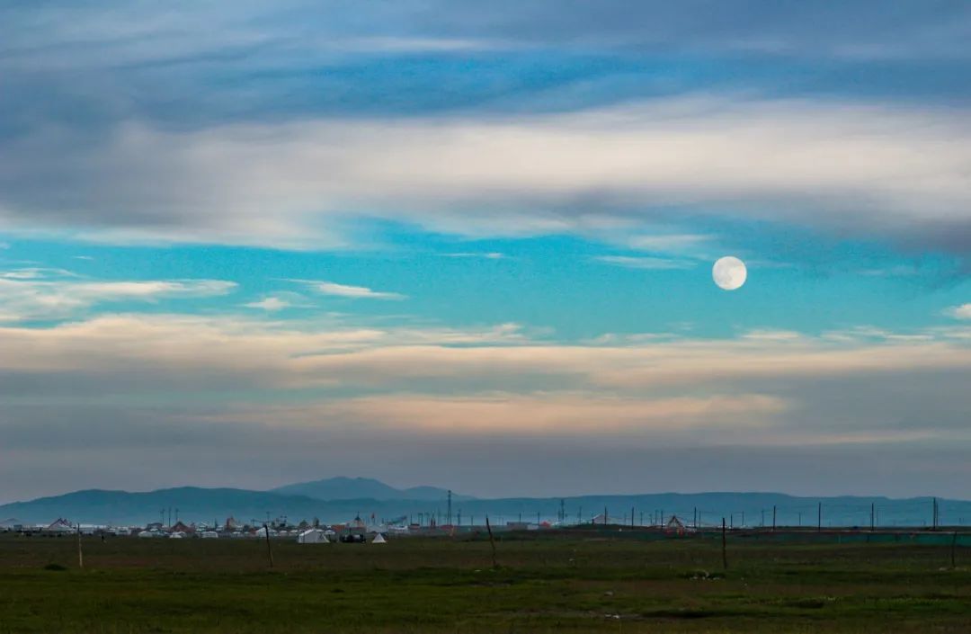 古诗静夜思的诗意是什么（静夜思古诗意思全解）