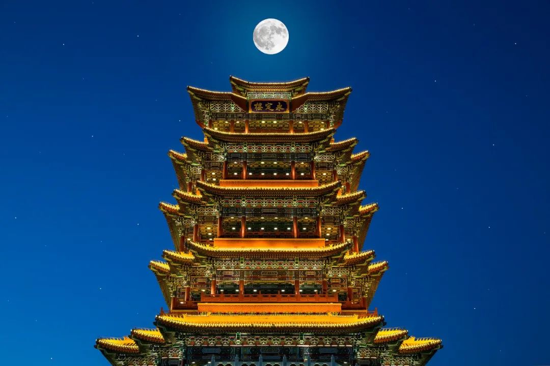 赞美月亮的诗句大全（关于月亮的浪漫句子）