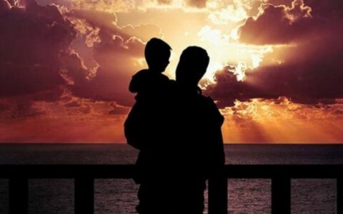 父母无私的爱简短句子（父母的爱是无私的短句大全）