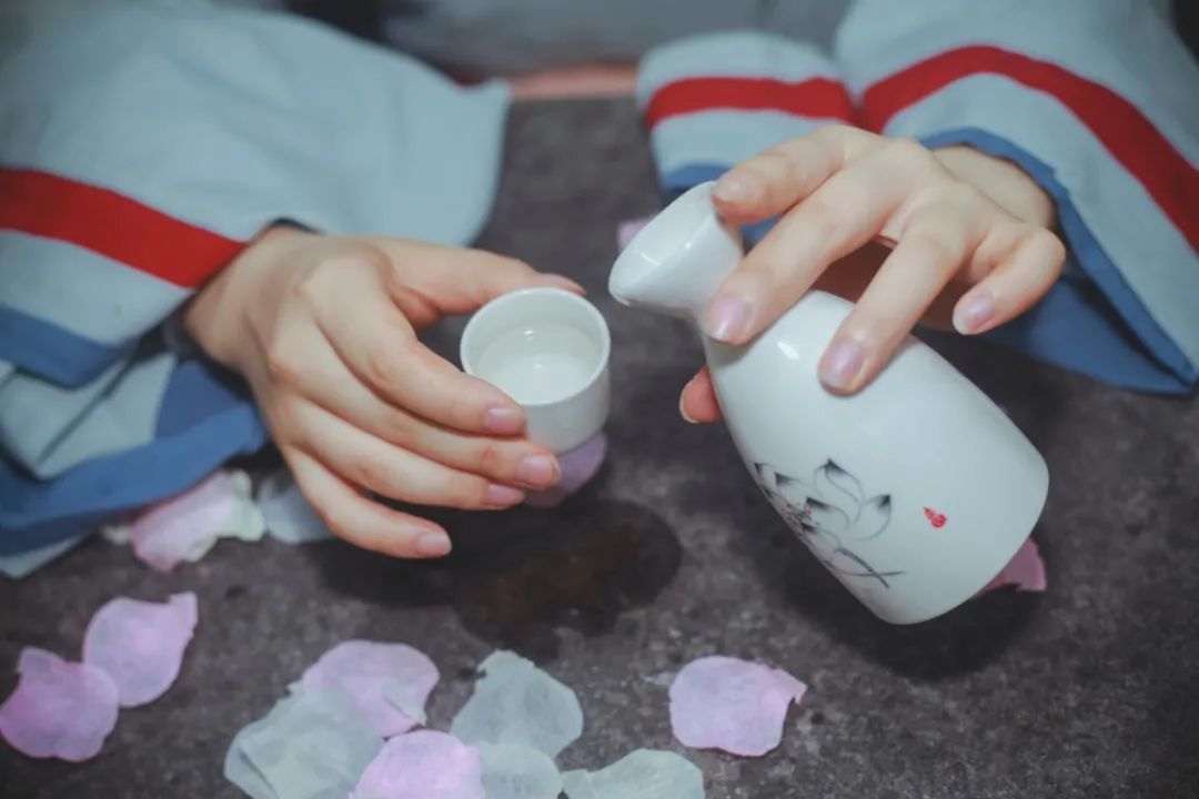 关于落花的诗句有哪些（感叹落花的诗句）